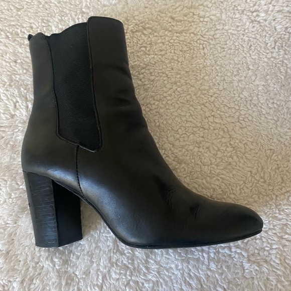 Tahari Garnet Women’s Black Leather Roundtoe Ankle Block Heel Boots Size 9.5 M - Picture 3 of 15